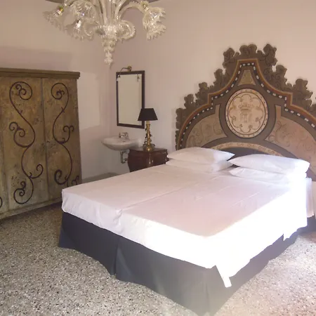 Pensión La Residenza 818 4*