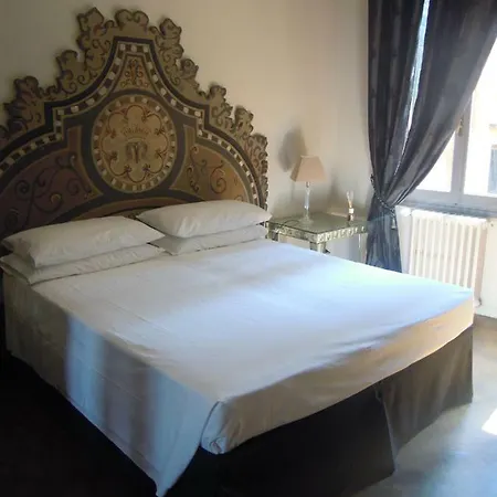 بيت ضيافة La Residenza 818 *